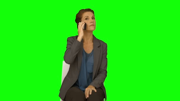 Businesswoman sitting and waiting on the phone — Stock Video