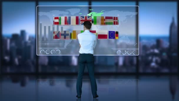 Бизнесмен смотрит на национальные флаги — стоковое видео