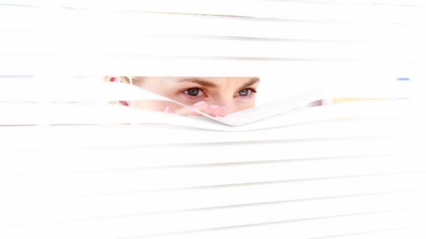 Mujer curiosa mirando a través de persianas — Vídeos de Stock
