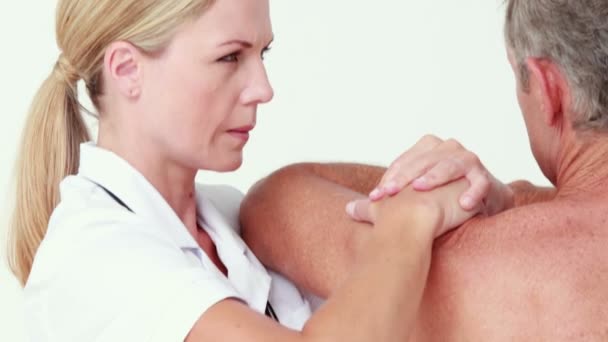 Doctor estirando su brazo paciente — Vídeos de Stock