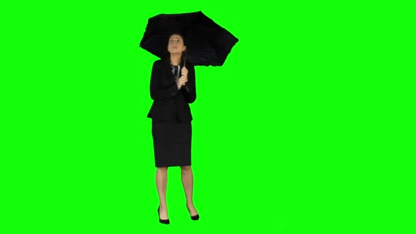 Femme d'affaires portant un parapluie — Video