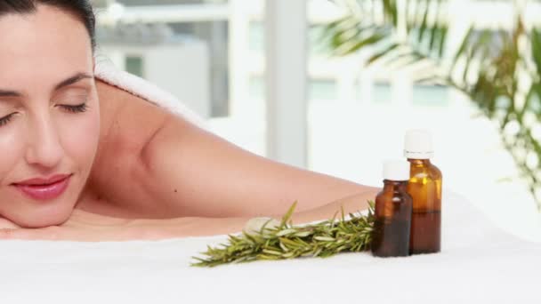 Žena se aromaterapeutické ošetření — Stock video