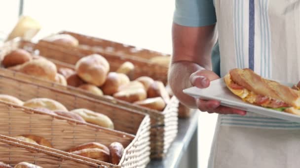 Servidor mostrando sándwich en la cámara — Vídeos de Stock