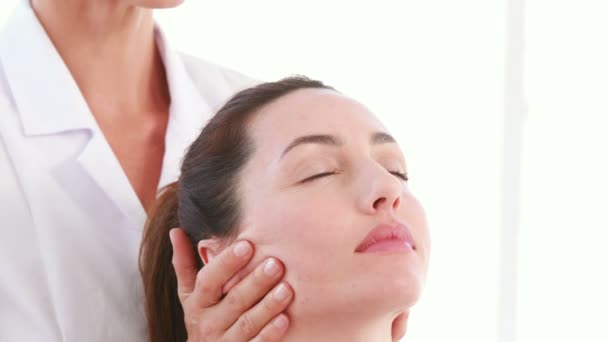 Физиотерапевт делает массаж головы пациентке — стоковое видео