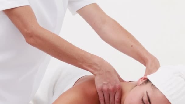 Женщина наслаждается массажем плеч — стоковое видео