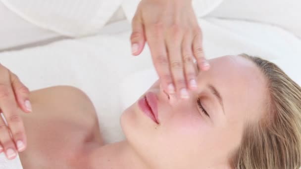 Mujer que recibe tratamiento con reiki — Vídeo de stock