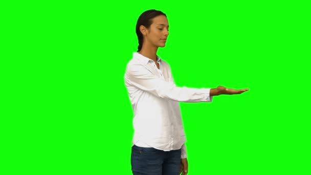 Mujer casual presentando con la mano — Vídeos de Stock