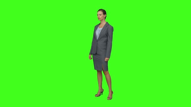 Femeie de afaceri în picioare cu arme încrucișate — Videoclip de stoc