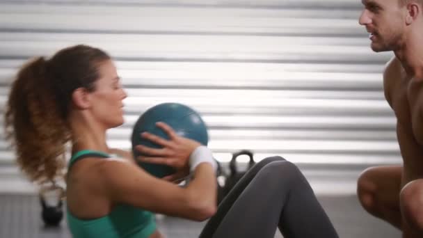 Mujer haciendo sit ups con entrenador — Vídeos de Stock