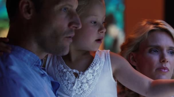 Happy couple looking at fish tank — Stock Video