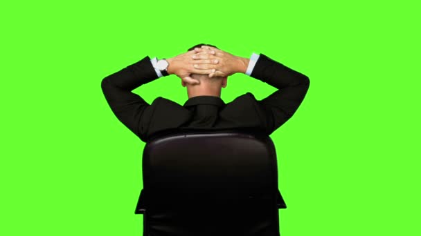 Uomo d'affari seduto in sedia girevole — Video Stock