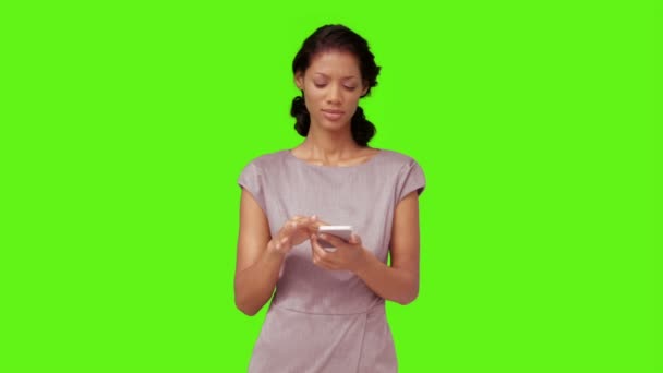 Бізнес-леді використовує свій смартфон — стокове відео