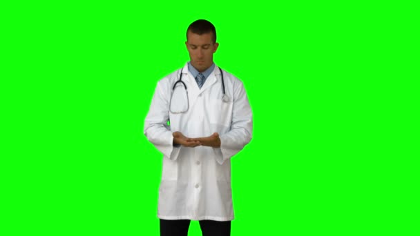 Arzt präsentiert mit den Händen — Stockvideo