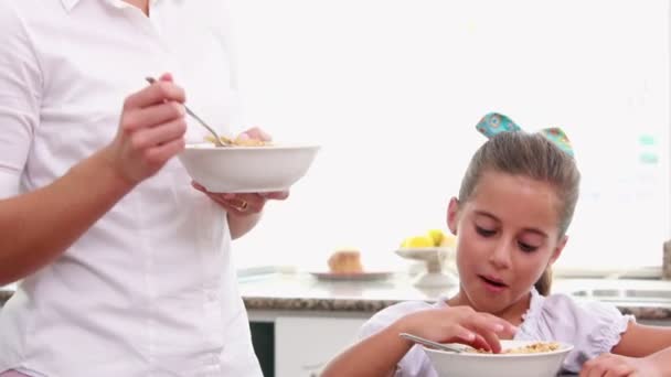 Madre y su hija comiendo cereales juntas — Vídeo de stock