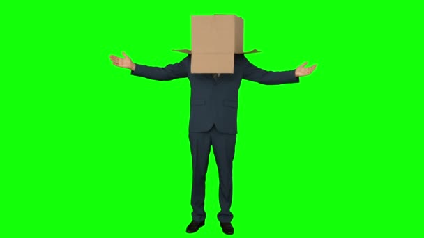 Empresario de pie con la caja sobre su cabeza — Vídeos de Stock