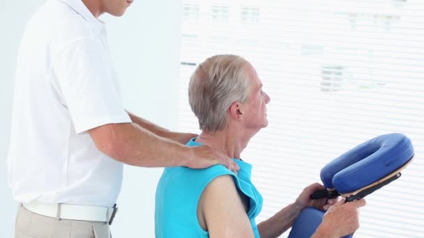 Médico massageando os ombros de seus pacientes — Vídeo de Stock