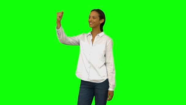 Mujer casual presentando con la mano — Vídeo de stock