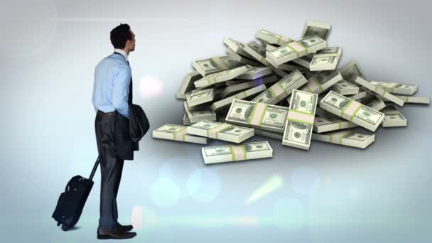 Empresário olhando pilha de dinheiro — Vídeo de Stock