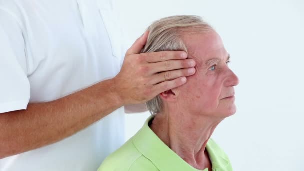 Médico massageando a cabeça de seus pacientes — Vídeo de Stock