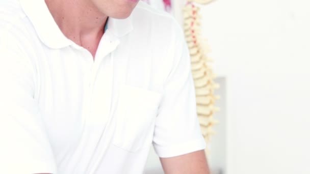 Physiotherapeut macht Nackenmassage für seinen Patienten — Stockvideo