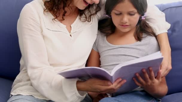 Мать и дочь читают книгу — стоковое видео