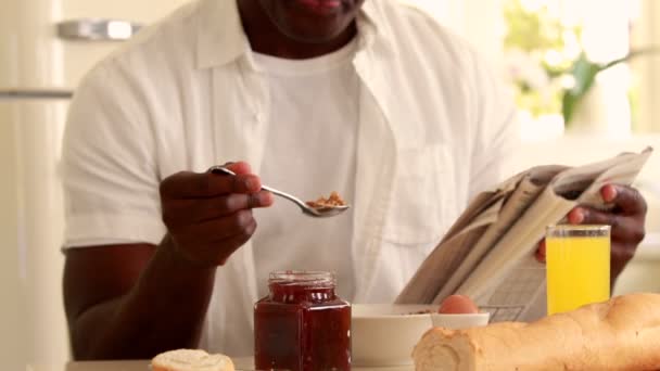 El hombre desayunando — Vídeos de Stock