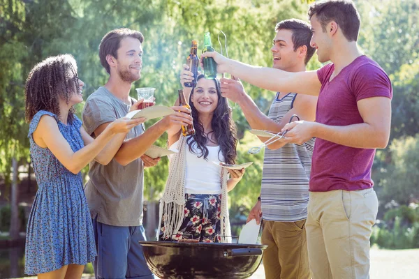 Glückliche Freunde im Park beim Grillen — Stockfoto