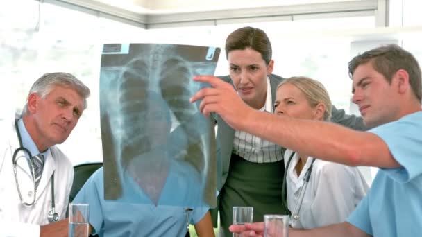 Equipo médico mirando a Xray durante la reunión — Vídeos de Stock