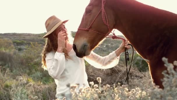 Жінка стоїть поруч з конем — стокове відео