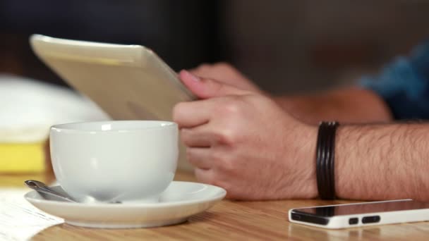 Primer plano hipster hombre desplazándose en una tableta — Vídeos de Stock