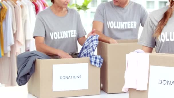 Voluntarios separando la ropa — Vídeo de stock