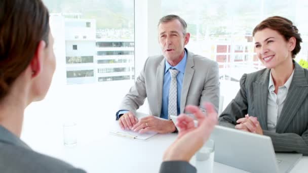 Geschäftsleute sprechen bei Treffen miteinander — Stockvideo