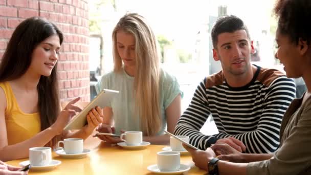 Студенты колледжа зависают в университетском кафе — стоковое видео