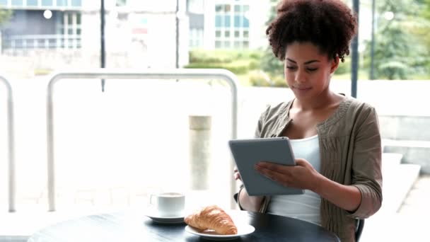 College student met Tablet PC op campus café — Stockvideo