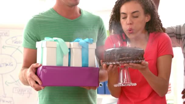 Mujer de negocios soplando su pastel de cumpleaños — Vídeo de stock