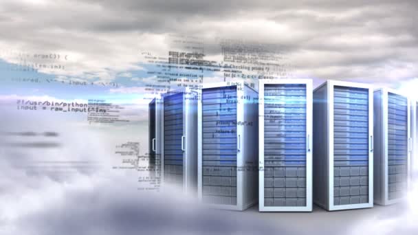 Серверы возвышаются на облачном небе — стоковое видео