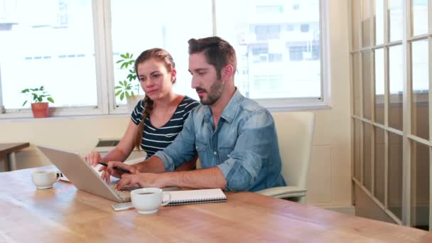 Trabalhadores de negócios usando computador portátil — Vídeo de Stock