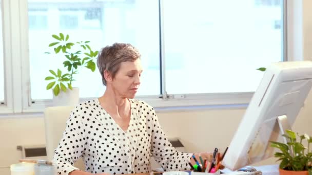 Diseñadora femenina trabajando en oficina — Vídeos de Stock