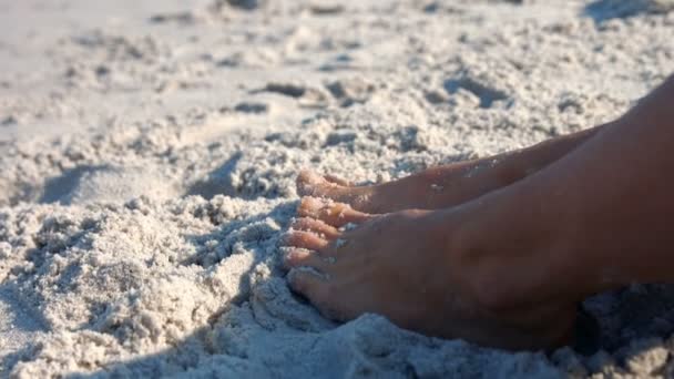 Närbild bild av kvinnan fot på sand — Stockvideo