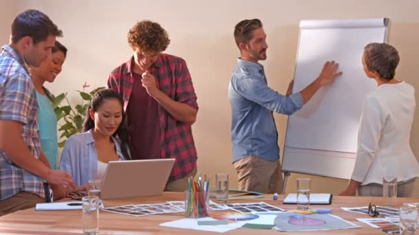 Equipo de negocios trabajando en el ordenador portátil, mientras que sus colegas — Vídeos de Stock