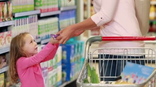 Compras rubias en el supermercado — Vídeo de stock