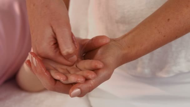 Жінка насолоджується масажем рук — стокове відео