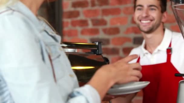 Cliente sonriente con una taza de café — Vídeo de stock