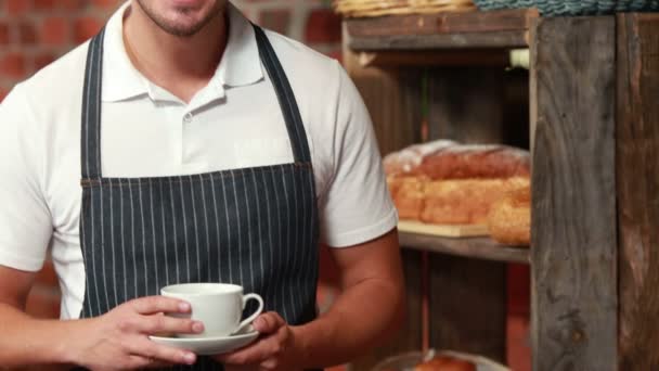 Lächelnder Kellner mit einer Tasse Kaffee — Stockvideo