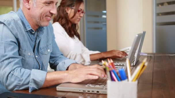 Trabalhadores de negócios usando computador tablet — Vídeo de Stock