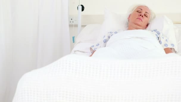 Пациент спит на медицинской кровати — стоковое видео