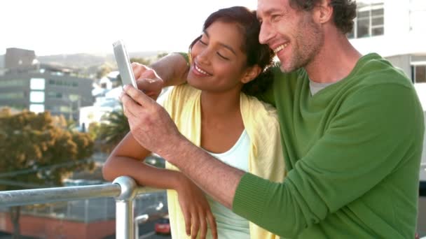 Casal de negócios olhando para um smartphone — Vídeo de Stock