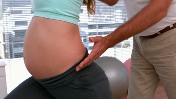 Беременная женщина занимается йогой — стоковое видео