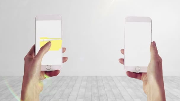 Заметки, передающиеся с одного смартфона на другой — стоковое видео