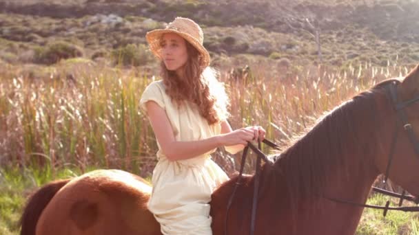 Frau sitzt auf Pferd — Stockvideo